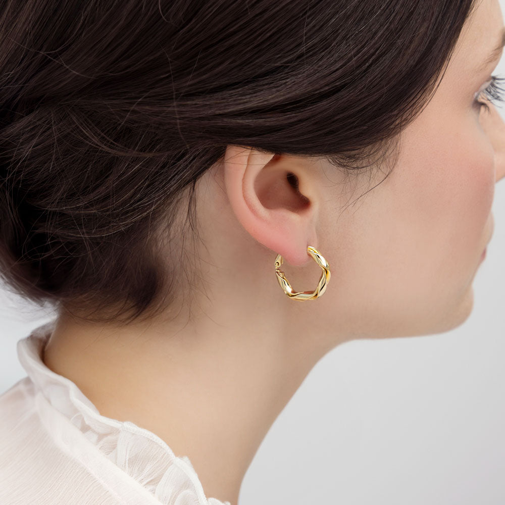 20 mm Twisted Hoop Earrings in Gold Plated Brass Model