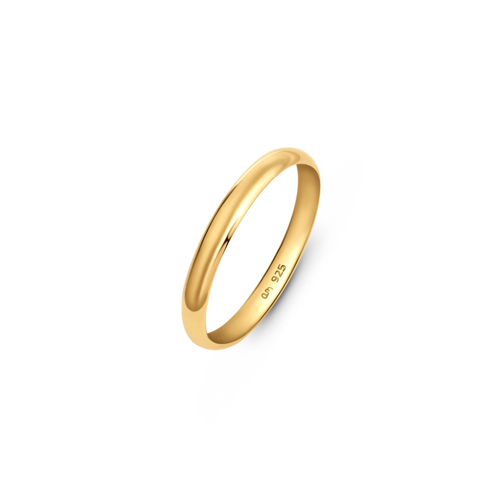 Gold plated wedding band in 2.5mm thick placed on a white surface.